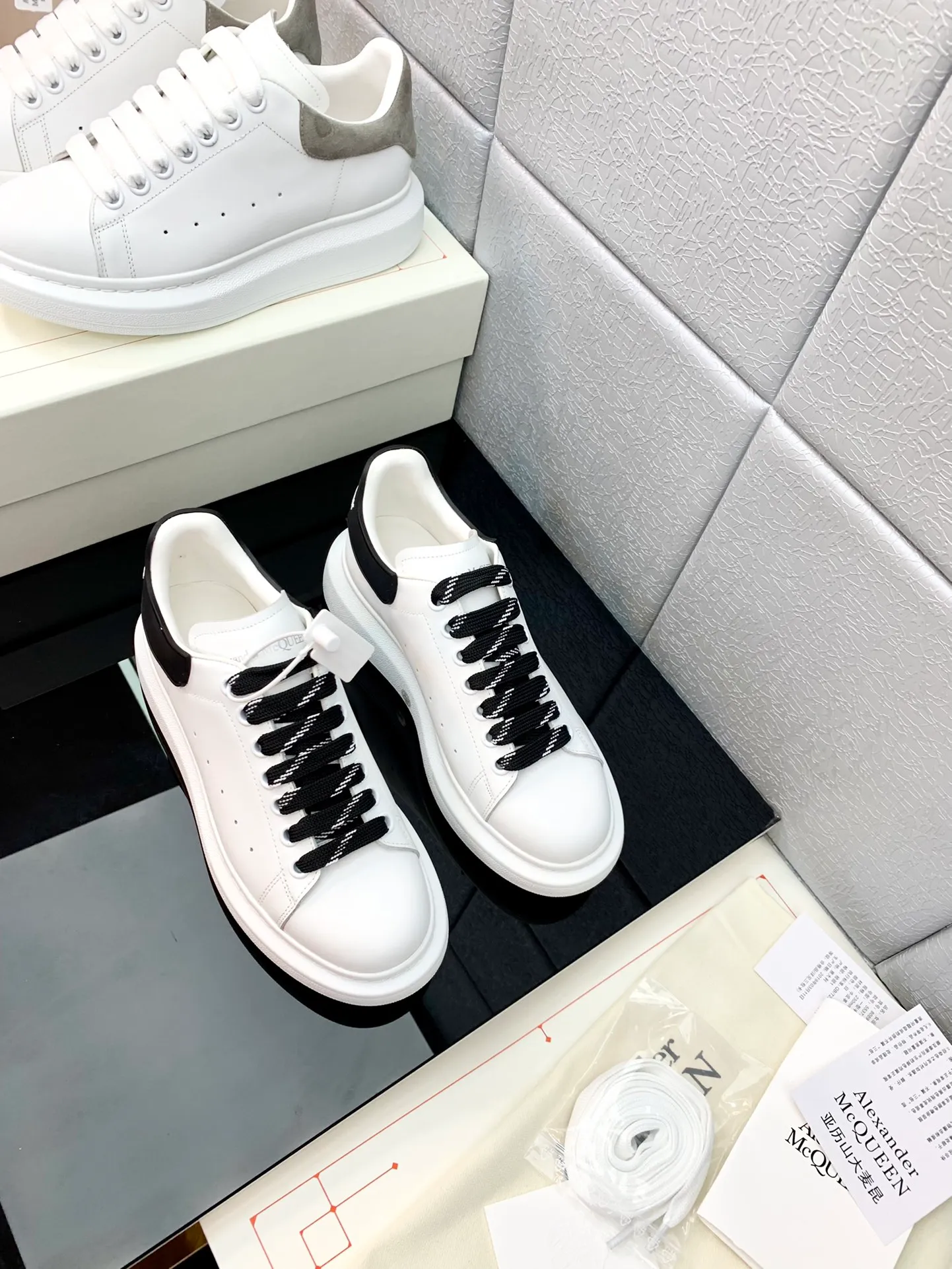 👟👟Ex-factory price 480👟👟 The latest McQueen white shoes original 1⃣: 1⃣ perfect reproduction ☑Deliver the latest counter full set of packaging 🎁Full series of color styles are constantly updated🥳🥳 🔺Fabric: Customized original matte silk cowhide 🔺Inner: imported water-dyed sheepskin lining/original customized soft cowhide pad 🔺Feet: super clear high temperature air pressure logo➕soft latex pad 🔺Outsole: rubber T👟👟Ex-factory price U vacuum sole/I👟👟Ex-factory price original foam sole, thick sole about 4cm